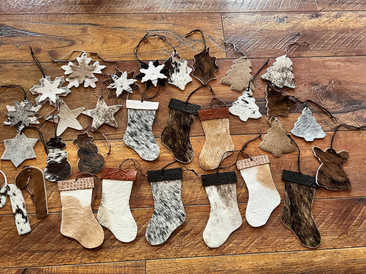 Genuine hair-on cowhide for a unique, one-of-a-kind look Perfect for western-inspired home decor Adds texture and warmth to any space Versatile design ideal for gifting or personal use