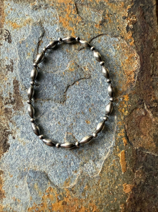 Small Torpedo Sterling Silver Pearl Bracelet_Dainty Silver Pearl Statement Bracelet