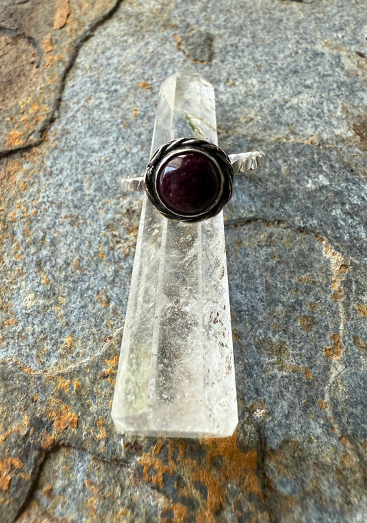 Silver ring with purple spiny oyster circle stone